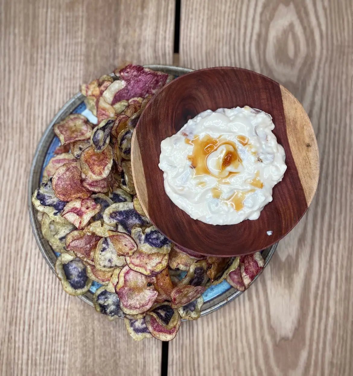 DIP DE FETA CON CEBOLLAS ACARAMELADAS Y CHIPS NATIVAS MIX DE TIYAPUY - Tiyapuy Foods - Semillas del Mundo Tienda